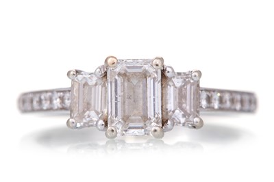 Lot 589 - DIAMOND DRESS RING