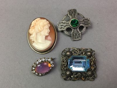 Lot 389 - GROUP OF BROOCHES