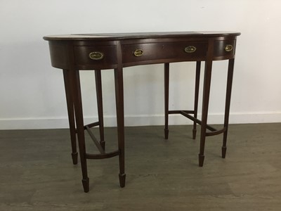 Lot 429 - REPRODUCTION MAHOGANY WRITING TABLE