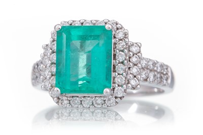 Lot 594 - EMERALD AND DIAMOND RING