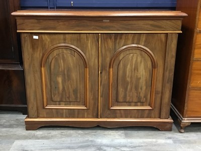 Lot 533 - VICTORIAN MAHOGANY CHIFFONIER