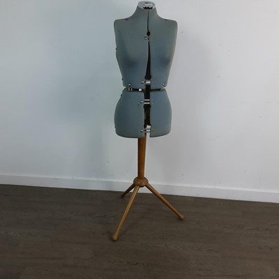 Lot 526 - DRESSMAKERS MANNEQUIN