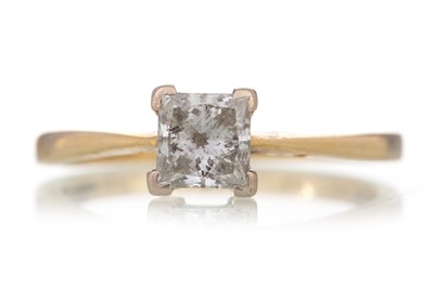 Lot 437 - DIAMOND SOLITAIRE RING