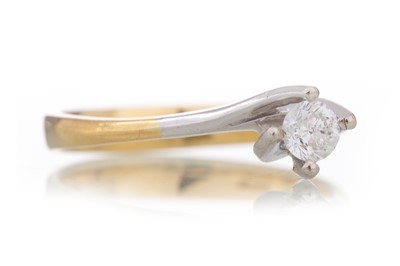 Lot 1137 - DIAMOND SOLITAIRE RING