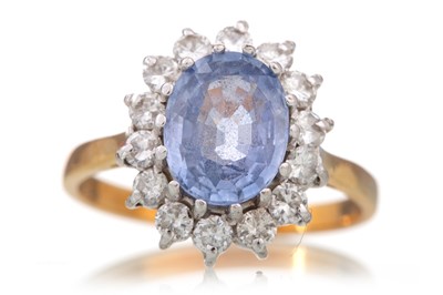 Lot 1113 - SAPPHIRE AND DIAMOND RING