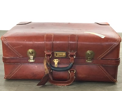 Lot 50 - EARLY 20TH CENTURY SUITCASE