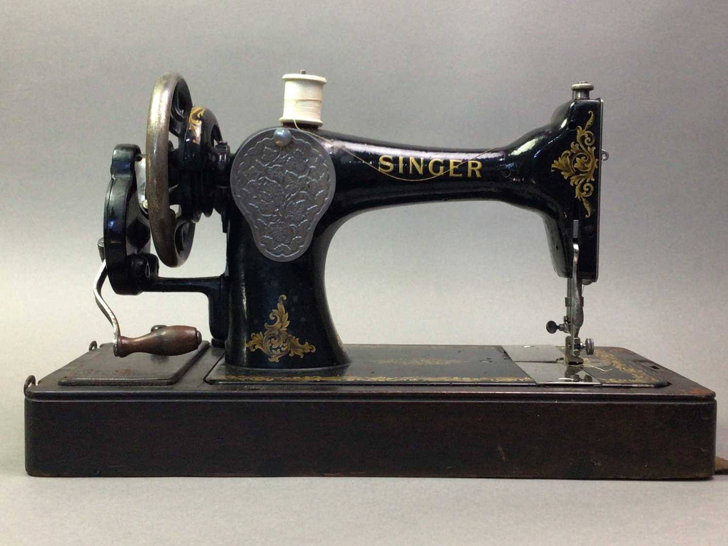 Lot 10 - SINGER SEWING MACHINE