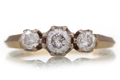 Lot 1131 - THREE STONE DIAMOND RING