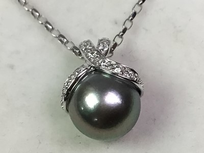 Lot 239 - NINE CARAT WHITE GOLD, DIAMOND AND DYED PEARL PENDANT