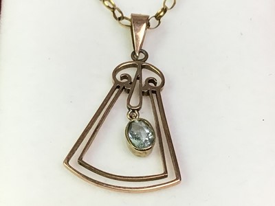 Lot 243 - EDWARDIAN NINE CARAT GOLD AND AQUAMARINE PENDANT