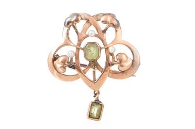 Lot 1186 - PERIDOT AND SEED PEARL BROOCH