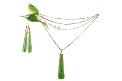 Lot 1230 - JADE PENDANT AND PAIR OF DROP EARRINGS