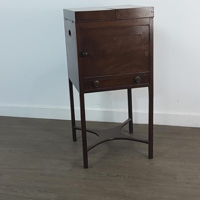 Lot 377 - MAHOGANY WASHSTAND