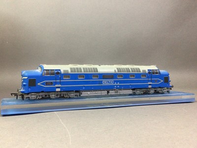 Lot 1080 - MODEL RAILWAY, GROUP OF N-GAUGE COACHES AND ACCESSORIES