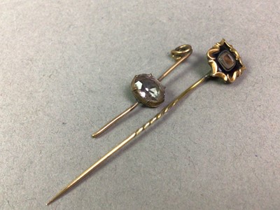 Lot 563 - VICTORIAN YELLOW METAL STICK PIN