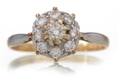 Lot 1251 - DIAMOND CLUSTER RING