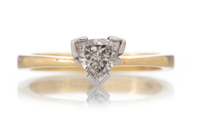 Lot 1264 - DIAMOND SOLITAIRE RING