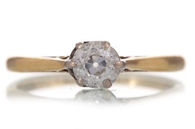 Lot 412 - DIAMOND SOLITAIRE RING