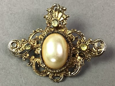 Lot 93 - GROUP OF COSTUME JEWELLERY