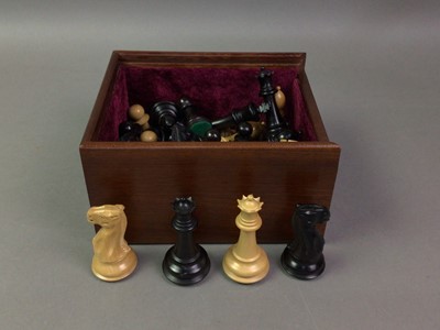 Lot 185 - MODERN STAUNTON CHESS SET