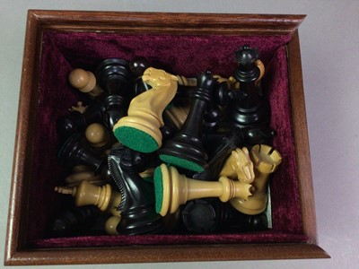 Lot 185 - MODERN STAUNTON CHESS SET