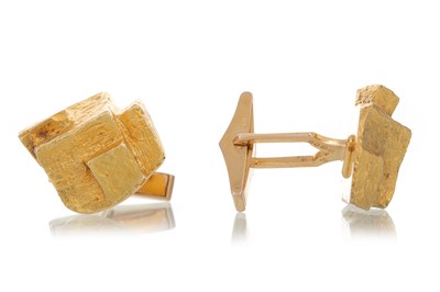 Lot 436 - PAIR OF KUTCHINSKY GOLD CUFFLINKS