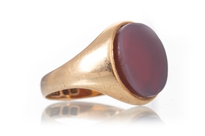 Lot 454 - CARNELIAN SIGNET RING