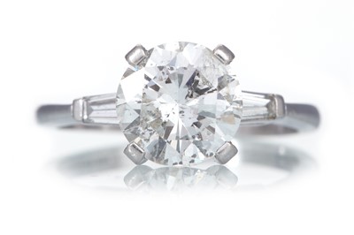 Lot 460 - DIAMOND SOLITAIRE RING