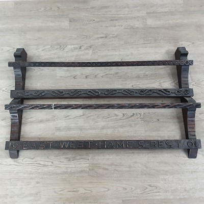 Lot 340 - ARTS & CRAFTS OAK WALL MOUNTING PLATE RACK