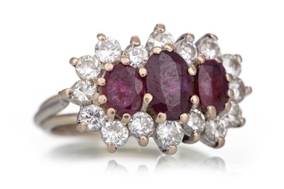 Lot 473 - RUBY AND DIAMOND RING