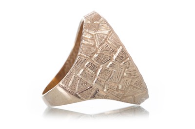 Lot 49 - GEORGE V SOVEREIGN RING
