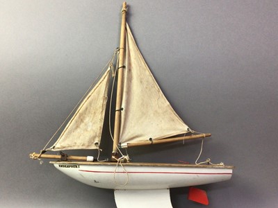 Lot 413 - VINTAGE POND YACHT