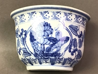 Lot 463 - GROUP OF 20TH CENTURY CHINESE STYLE BLUE AND WHITE CERAMICS