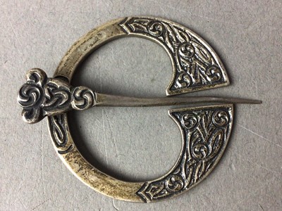 Lot 425 - SILVER BROOCH