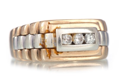 Lot 504 - GENTLEMAN'S DIAMOND THREE STONE RING