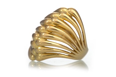 Lot 525 - WAVE RING