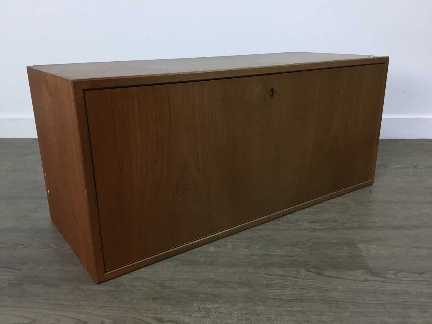 Lot 300 - SET OF LADDERAX STYLE SHELVING