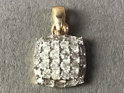 Lot 524 - DIAMOND PENDANT