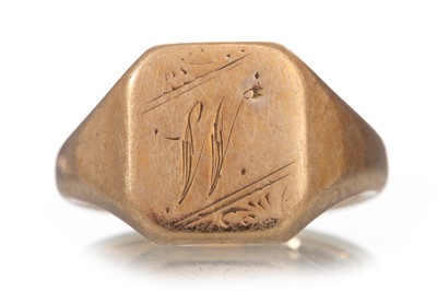 Lot 542 - GENTLEMAN'S SIGNET RING