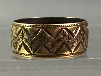 Lot 563 - WEDDING RING