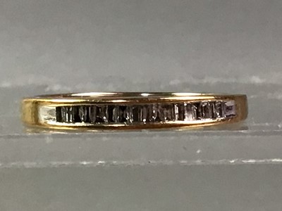 Lot 566 - WEDDING RING