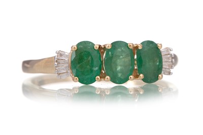 Lot 559 - EMERALD AND DIAMOND RING