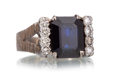 Lot 567 - SAPPHIRE AND DIAMOND RING