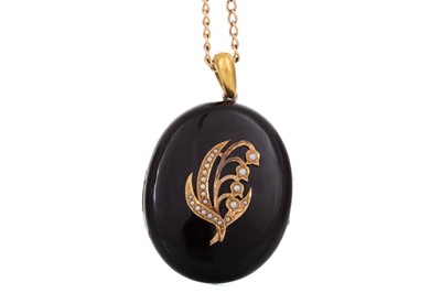 Lot 570 - VICTORIAN MOURNING LOCKET