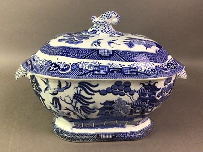 Lot 12 - GROUP OF BLUE AND WHITE CERAMICS