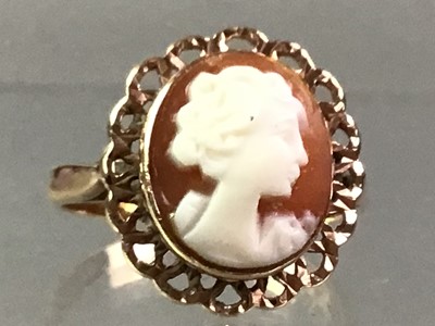 Lot 132 - CAMEO RING