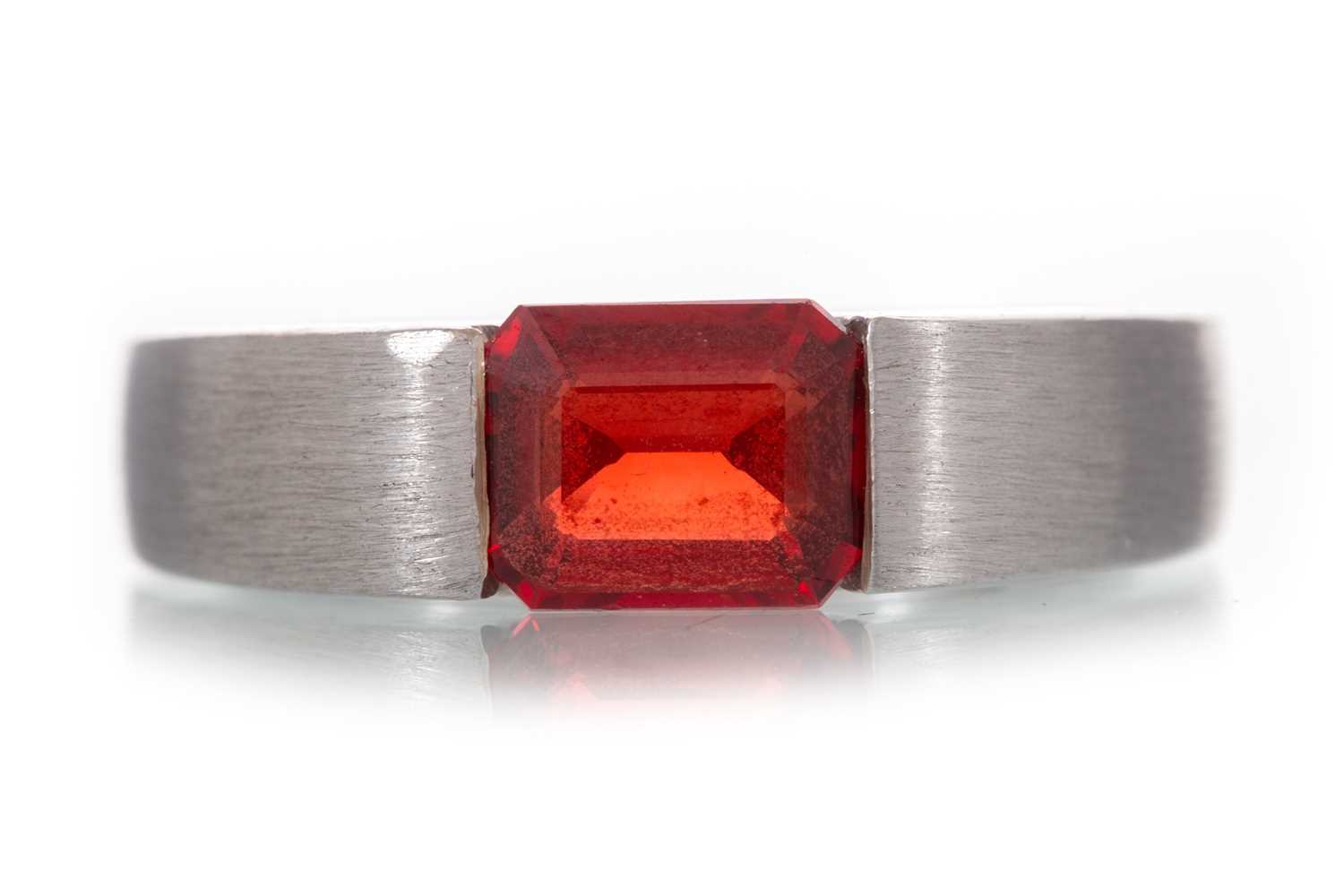 Lot 592 - RUBY SOLITAIRE RING