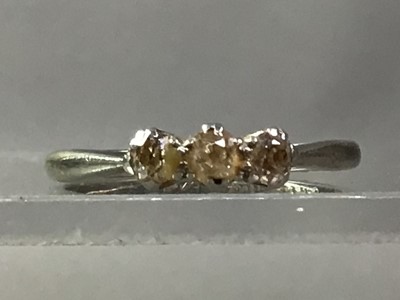 Lot 190 - DIAMOND THREE STONE RING