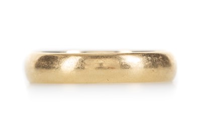 Lot 605 - WEDDING RING