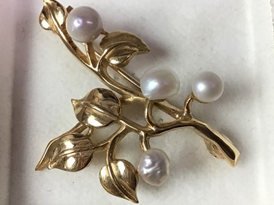 Lot 236 - NINE CARAT GOLD FAUX PEARL BROOCH